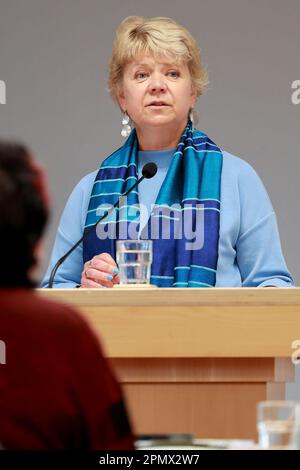 Magdeburg, Deutschland. 15. April 2023. Cornelia Lüddemann, Vorsitzende der Staatsparlamentarischen Gruppe B`90/die Grünen, spricht auf der Delegiertenversammlung des Landesfrauenrats Sachsen-Anhalt e.V. in der Landeshauptstadt vor den weiblichen Mitgliedern. Kredit: Peter Gercke/dpa-Zentralbild/dpa/Alamy Live News Stockfoto